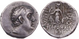 KAPPADOKIEN, KÖNIGREICH
Ariobarzanes I. Philorhomaios, 96-63 v. Chr. AR-Drachme 68/67 v. Chr. (= Jahr 28) Vs.: Kopf mit Diadem n. r., Rs.: Athena nik...