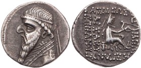 PARTHER, KÖNIGREICH DER ARSAKIDEN
Mithradates II., 123-88 v. Chr. AR-Drachme Ekbatana Vs.: Büste in Ornat mit Diadem n. l., Rs.: 5-zeilige Beischrift...