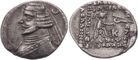PARTHER, KÖNIGREICH DER ARSAKIDEN
Orodes II., 57-38 v. Chr. AR-Drachme Kangavar Vs.: Büste in Ornat mit Diadem n. l., rechts oben Mondsichel, Rs.: 7-...