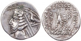 PARTHER, KÖNIGREICH DER ARSAKIDEN
Phraates IV., 38-2 v. Chr. AR-Drachme Rhagai Vs.: Büste in Ornat mit Diadem und Halskette n. l., rechts oben Adler ...