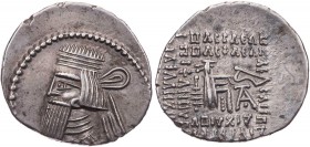 PARTHER, KÖNIGREICH DER ARSAKIDEN
Artabanes II., 10-38 n. Chr. AR-Drachme Ekbatana Vs.: Büste in Ornat mit Diadem n. l., Rs.: 7-zeilige Beischrift, A...