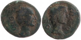 MAKEDONIEN THESSALONIKA
Augustus mit Divus Iulius Caesar AE-Tetrachalkon unter Tiberius, 14-37 n. Chr. Vs.: Kopf des Divus Iulius n. r., Rs.: Kopf de...