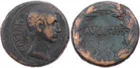 RÖMISCHE KAISERZEIT
Augustus, 27 v.-14 n. Chr. AE-As um 25 v. Chr. Ephesus (?) Vs.: CAESAR, Kopf n. r., Rs.: AVGVSTVS im Lorbeerkranz RIC 486; BMC 73...