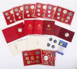 VATIKAN
 Lot Kursmünzensätze Kursmünzensätze von 1968, 1969, 1970, 1971, 1975, 1976, sowie 500 Lire "Sede Vacante": 1958, 1963 (3), 1978 (2); dazu: T...