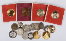 MEDAILLENLOTS
 Lot Päpste: Medaillen und Anhänger aus unedlen Metallen, einige versilbert bzw. vergoldet, darunter Medaillen auf Papst Pius IX. 1875,...