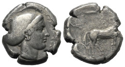 Sizilien. Syrakus. 2. Demokratie (466 - 405 v. Chr.).

 Tetradrachme (Silber). Ca. 430 - 420 v. Chr.
Vs: Wagenlenker auf Biga nach rechts fahrend, ...