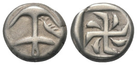 Thrakien. Apollonia Pontika.

 Drachme (Silber). Ca. 494 - 470 v. Chr.
Vs: Anker, rechts Krebs.
Rs: Swastika in vertieftem Quadrat; Delfine zwisch...