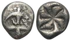 Thrakien. Apollonia Pontika.

 Drachme (Silber). Ca. 494 - 470 v. Chr.
Vs: Anker, rechts Krebs.
Rs: Swastika in vertieftem Quadrat; Delfine zwisch...