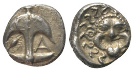Thrakien. Apollonia Pontika.

 Drachme (Silber). Ca. 4. Jhdt. v. Chr.
Vs: Anker, im Feld links Krebs, rechts A.
Rs: Kopf der Gorgo Medusa mit hera...