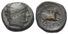 Königreich Makedonien. Philippos II. (359 - 336 v. Chr.).

 Bronze. Ca. 359 - 336 v. Chr.
Vs: Kopf des Apollon mit Tainia rechts.
Rs: Jugendlicher...