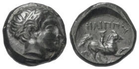 Königreich Makedonien. Philippos II. (359 - 336 v. Chr.).

 Bronze. Ca. 359 - 336 v. Chr.
Vs: Kopf des Apollon mit Tainia rechts.
Rs: Jugendlicher...
