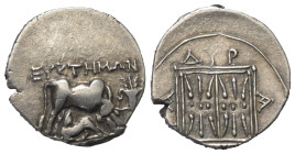 Illyrien. Dyrrhachion.

 Drachme (Silber). Ca. 275 - 48 v. Chr.
Vs: Kuh mit Kalb nach rechts stehend, darüber Magistratsname: Euktemon; im Feld rec...