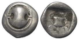 Boiotien. Theben.

 Hemidrachme (Silber). 425 - 375 v. Chr.
Vs: Boiotischer Schild.
Rs: Kantharos, darüber Keule; das Ganze in vertieftem Quadrat....