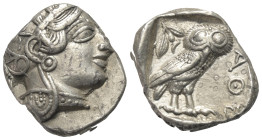 Attika. Athen.

 Tetradrachme (Silber). Ca. 454 - 404 v. Chr.
Vs: Kopf der Athena mit ölzweiggeschmücktem attischem Helm, Ohranhänger und Halskette...