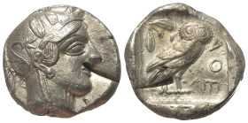 Attika. Athen.

 Tetradrachme (Silber). Ca. 454 - 404 v. Chr.
Vs: Kopf der Athena mit ölzweiggeschmücktem attischem Helm, Ohranhänger und Halskette...