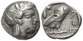 Attika. Athen.

 Tetradrachme (Silber). Ca. 454 - 404 v. Chr.
Vs: Kopf der Athena mit ölzweiggeschmücktem attischem Helm, Ohranhänger und Halskette...