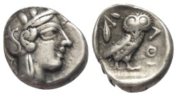 Attika. Athen.

 Drachme (Silber). Ca. 454 - 404 v. Chr.
Vs: Kopf der Athena mit ölzweiggeschmücktem, attischem Helm, Ohranhänger und Halskette rec...
