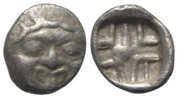 Mysien. Parion.

 Drachme (Silber). Ca. 500 - 475 v. Chr.
Vs: Gorgoneion en face.
Rs: Unregelmäßiges Quadratum incusum.

13 mm. 2,21 g. 

SNG ...