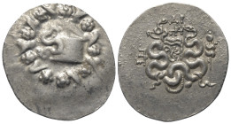 Mysien. Pergamon.

 Cistophor (Silber). Ca. 166 - 67 v. Chr.
Vs: Cista mystica mit halb geöffnetem Deckel, aus der sich eine Schlange herauswindet;...