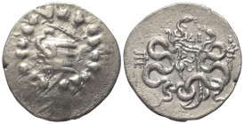 Mysien. Pergamon.

 Cistophor (Silber). Ca. 104 - 98 v. Chr.
Vs: Cista mystica mit halb geöffnetem Deckel, aus der sich eine Schlange herauswindet;...
