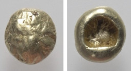 Ionien. Ungesicherte Münzstätten.

 1/24 Stater (Elektron). Ca. 650 - 600 v. Chr.
Vs: Tatze eines Löwen.
Rs: Quadratum incusum.

6 mm. 0,53 g. ...