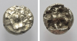 Ionien. Ungesicherte Münzstätten.

 1/24 Stater (Elektron). Ca. 600 - 550 v. Chr.
Vs: Stierkopf rechts.
Rs: Quadratum incusum.

7 mm. 0,64 g. 
...