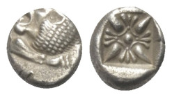 Ionien. Milet.

 Diobol (Silber). Ca. 520 - 470 v. Chr.
Vs: Löwenprotome mit zurückgewandtem Kopf und aufgerissenem Maul nach rechts.
Rs: Florales...