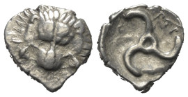 Dynasten von Lykien. Perikles (ca. 380 - 360 v. Chr.).

 1/3 Stater (Silber). Ungesicherte lykische Münzstätte.
Vs: Löwenfell en face.
Rs: Triskel...