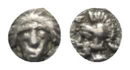Kilikien. Ungesicherte Münzstätten.

 Tetartemorion (Silber). 4. Jhdt. v. Chr.
Vs: Weiblicher Kopf en face.
Rs: Bärtiger (?) Kopf mit attischem He...