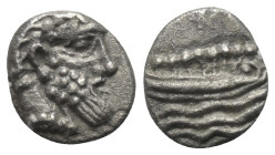 Phönikien. Arados.

 1/3 Schekel oder Tetrobol (Silber). Ca. 380 - 350 v. Chr.
Vs: Kopf des bärtigen Ba'al-Arwad rechts.
Rs: Galeere über dreifach...