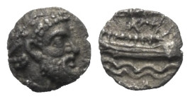 Phönikien. Arados.

 Obol (Silber). Ca. 380 - 350 v. Chr.
Vs: Meeresgottheit (Ba'al-Arwad) rechts, in jeder Hand einen Delfin haltend.
Rs: Galeere...