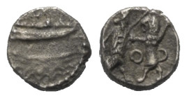 Phönikien. Sidon. Baalshillem II. (401 - 366 v. Chr.).

 1/16 Schekel (Silber).
Vs: Galeere, darunter Wellen, darüber Jahr.
Rs: König (persischer ...