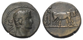 Makedonien. Philippi. Augustus (31 v. - 14 n. Chr.).

 Bronze.
Vs: AVG. Kopf rechts.
Rs: Zwei Priester mit Ochsengespann nach rechts einen Acker p...