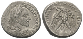 Seleukis und Pierien. Emesa. Macrinus (217 - 218 n. Chr.).

 Tetradrachme (Billon).
Vs: Büste des Macrinus in Vorderansicht mit Lorbeerkranz, Palud...
