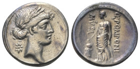Q. Pomponius Musa.

 Denar (Silber). 56 v. Chr. Rom.
Vs: Kopf des Apollo mit Lorbeerkranz rechts; im Feld links achtstrahliger Stern.
Rs: Q POMPON...