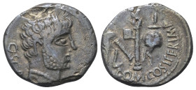 Domitius Calvinus.

 Denar (Silber). 39 v. Chr. Osca.
Vs: Kopf des Herkules rechts. Dahinter OSCA.
Rs: DOM COS ITER IMP. Simpulum, Aspergillum, Se...