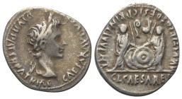 Augustus (31 v. - 14 n. Chr.).

 Denar (Silber). 2 - 4 n. Chr. Rom.
Vs: CAESAR AVGVSTVS - DIVI F PATER PATRIAE. Kopf mit Lorbeerkranz rechts.
Rs: ...