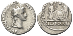 Augustus (31 v. - 14 n. Chr.).

 Denar (Silber). 2 - 4 n. Chr. Rom.
Vs: CAESAR AVGVSTVS - DIVI F PATER PATRIAE. Kopf mit Lorbeerkranz rechts.
Rs: ...