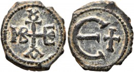 Maurice Tiberius, 582-602. Pentanummium (Bronze, 15 mm, 1.49 g, 6 h), Theoupolis (Antiochia). Monogram of Maurice Tiberius. Rev. Large Є; in field to ...