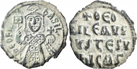 Theophilus, 829-842. Follis (Bronze, 28 mm, 7.54 g, 6 h), Constantinopolis. ΘЄΟFIL bASIL' Three-quarter length figure of Theophilus standing facing, w...