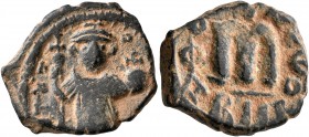 Constans II, 641-668. Follis (Bronze, 21 mm, 5.70 g, 7 h), Constantinopolis, RY 2 = 642/3. [EN] T૪TO [NIKA] Constans II standing facing, wearing crown...