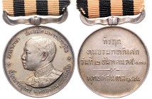 Thailand. Rama VI. 1910-1925. Silbermedaille 1911 auf seine Krönung. an gelb-schwarzem Band 31,2&nbsp;mm, 19,56&nbsp;g. .