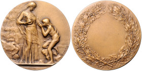 Jugendstil. Bronzemedaille (v. F. Magdelaine) Frauengestalt mit Schale betrachtet trinkendes Kind, i. Rd: Dreieck BRONZE. 50,0&nbsp;mm, 53,39&nbsp;g. ...
