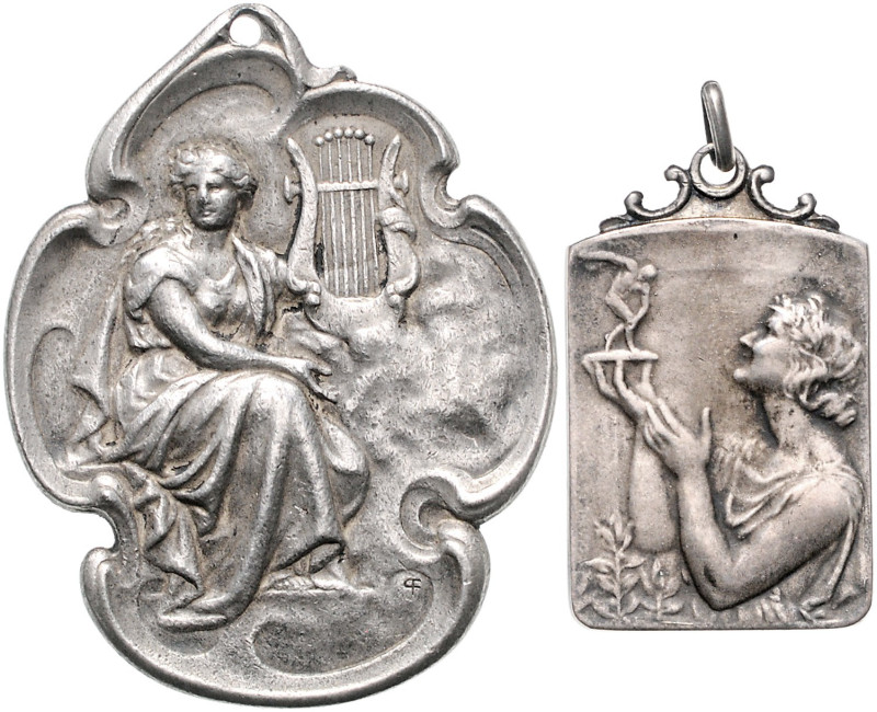 Jugendstil. 
Lot von 2 Stücken: Versilberter Bronzeanhänger 1906 (v. Fisch) Prä...