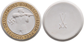 Schützenmedaillen. Leipzig. Weiße Porzellanmedaille 1934 auf das 20. Deutsche Bundesschießen, mit vergoldetem Schriftband, im Hintergrund Hakenkreuz. ...