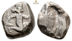 Persia, Achaemenid Kings. AR 1/4 Siglos, c. 450-420 BC. 5,4 g. 16,6 mm.
The Great King in Knielauf right, holding bow and dagger
Rev. Rectangular incu...
