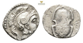 Cilicia. Tarsos . Balakros, Satrap of Cilicia. 333-323 BC. Obol AR 10,1 mm., 0,59 g.
Head of Athena to right, wearing crested Attic helmet / Boeotian ...