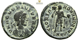 Honorius. AD 393-423. Æ Follis, 4,6 g. 21,3 mm.
DN HONORIVS PF AVG. Pearl-diademed, draped and cuirassed bust right. / GLORIA ROMANORVM / SMKΓ. Honori...