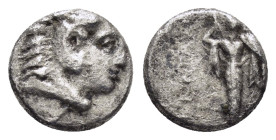 MYSIA. Pergamon. (Circa 310-282 BC). Diobol.

Obv : Head of Herakles right, wearing lion skin.

Rev : ΠΕΡΓΑMH.
Archaistic Palladion: facing statue of ...