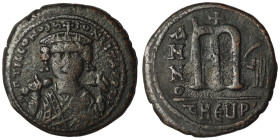 Tiberius II. Constantine. (578-582 AD). Follis. Theoupolis. Obv: cuirassed bust facing holding globus cruciger. Rev: ANNO / M. cross above. 30mm, 11,9...